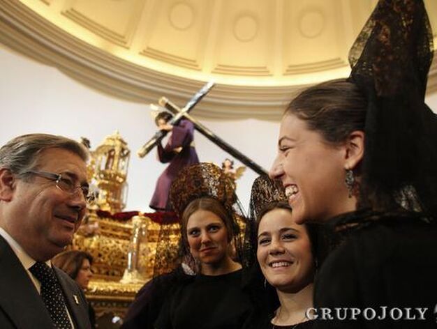 El alcalde de Sevilla, Juan Ignacio Zoido, con j&oacute;venes de mantilla en la Bas&iacute;lica del Gran Poder.