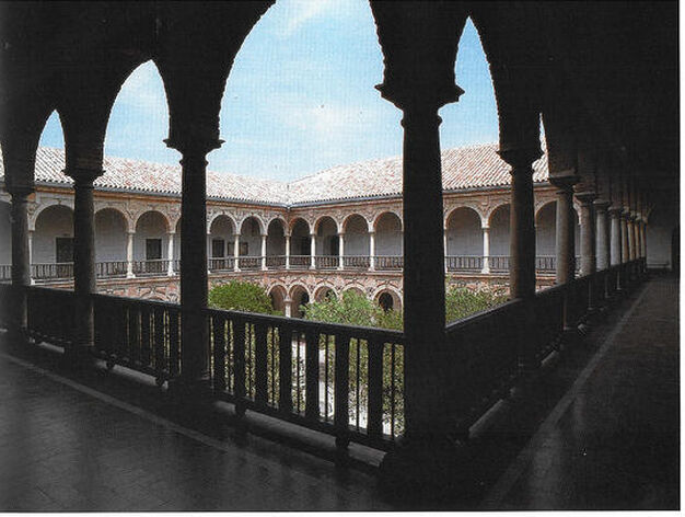 Claustro de la Facultad de Derecho de la Universidad de C&oacute;rdoba.

Foto: "Patrimonio Art&iacute;stico y monumental de las universidades andaluzas"