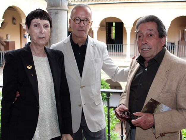 La galerista Isabel Ignacio, Enrique Acosta y Paco Cuadrado.

Foto: Victoria Ram&iacute;rez