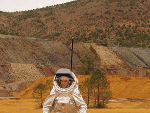 El astronauta austriaco Ulrich Lwger, en 2011, prueba en la cuenca del r&iacute;o Tinto un traje espacial.

Foto: GALERIA MARTE