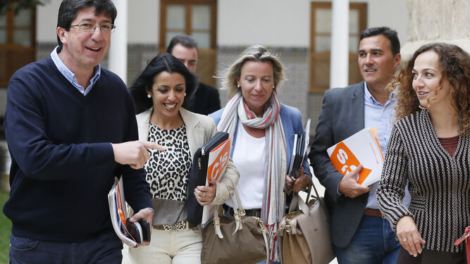 Juan Marín, con algunos de sus compañeros de grupo parlamentario, llegando ayer al salón de Plenos del Parlamento.