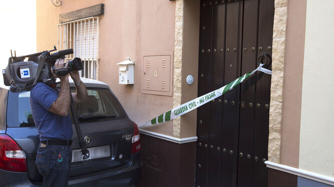 Un cámara graba la puerta del domicilio donde se produjo el crimen, en noviembre de 2015 en Marchena.