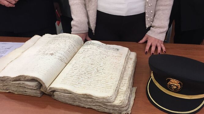 El manuscrito recuperado por la Policía.