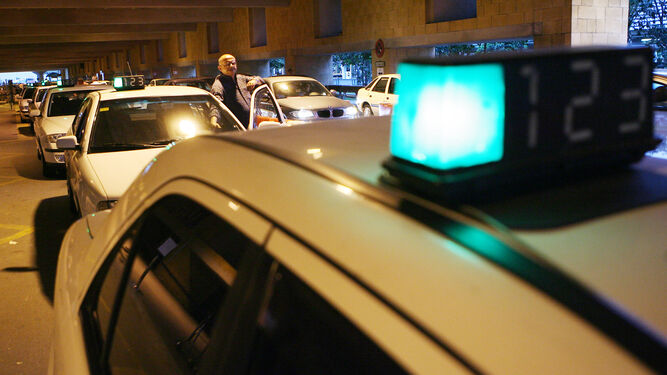 Taxistas en la parada del aeropuerto, en una imagen de archivo.