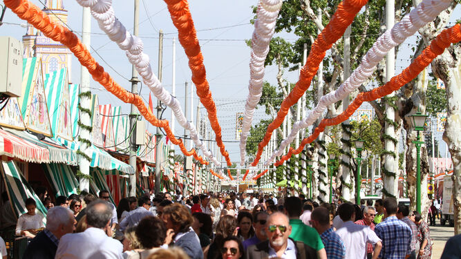 Casetas en una calle del Real de la Feria.