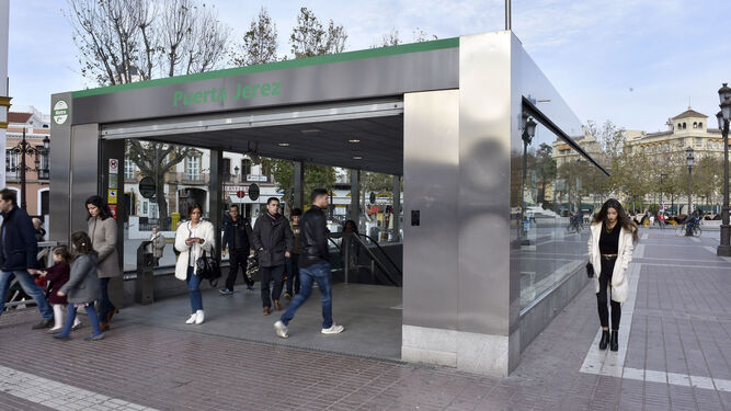 Accesos de la estación de Metro de la Puerta de Jerez.