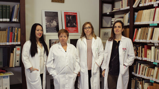 El equipo de investigación de la UGR que ha participado en este trabajo. De izquierda a derecha, Luz Iribarne, Enriqueta Barranco, Inma Jiménez y Olga Ocón, en la sede de la Cátedra de Investigación Antonio Chamorro-Alejandro Otero.