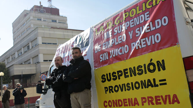 Los dos policías, el día que iniciaron una huelga de hambre en la Jefatura Superior contra su suspensión de empleo y sueldo.