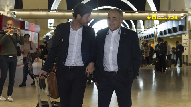 El técnico, Víctor Sánchez del Amo, dialoga con Rafael Gordillo en el aeropuerto de San Pablo.