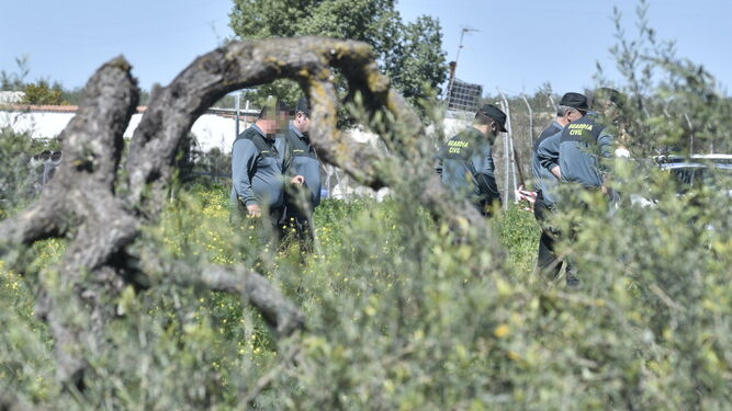 Guardias civiles, en la zona donde ha aparecido el cadáver.