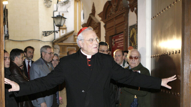 El cardenal Amigo durante la visita celebrada en diciembre de 2007.