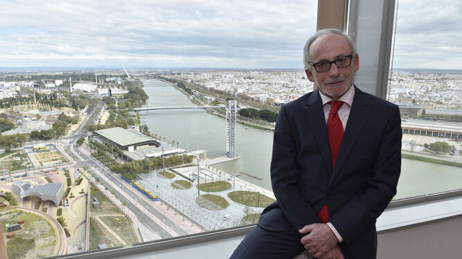 Beltrán Calvo, consejero delegado de Isotrol y presidente de los empresarios de Cartuja, en el piso 21 de la torre.
