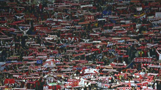 Espectacular imagen de los 2.000 aficionados que alentaron con profusión al Sevilla en Leicester.