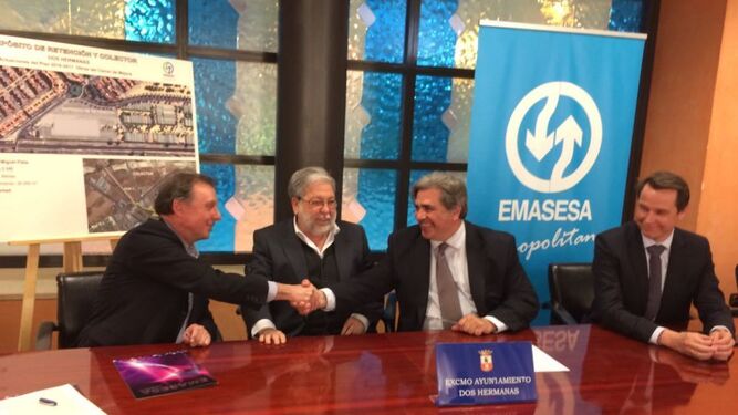 El alcalde Dos Hermanas, Francisco Toscano, ayer con el consejero delegado de Emasesa, Jaime Palop, y los responsables de Sando Jorge Jiménez y Jaime Rodríguez.
