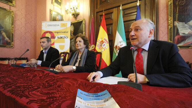 Felipe Castro, director de Envisesa, Carmen Castreño, delegada de Economía y Comercio, y Francisco Valderrama, director de Sevilla de Moda.