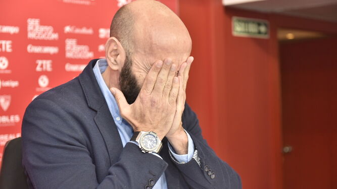 Ramón Rodríguez Verdejo, 'Monchi', llora en su despedida del Sevilla FC.