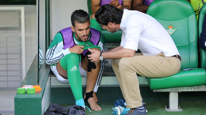 El técnico del Betis, Víctor Sánchez, da instrucciones a Dani Ceballos antes de saltar éste al campo.