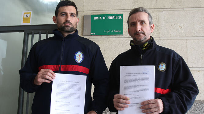 Los representantes del Sindicato Andaluz de Bomberos, con la denuncia en los juzgados.