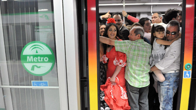 Un vagón del Metro abarrotado de gente durante la Feria.