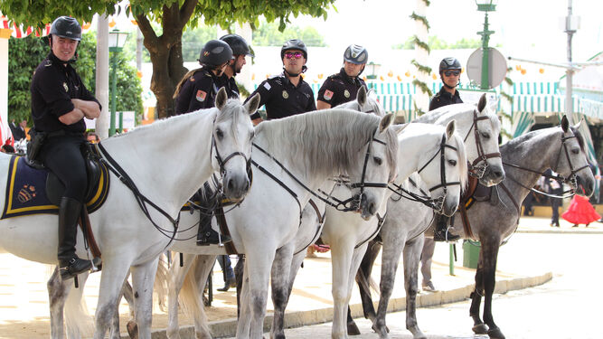 Policías a caballo en la calle Joselito el Gallo.