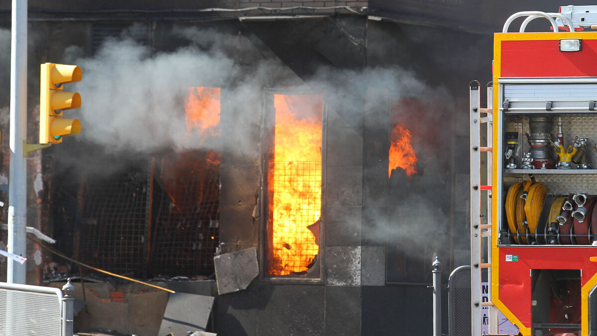 Las llamas arrasan el bazar chino en el que se originó el incendio.