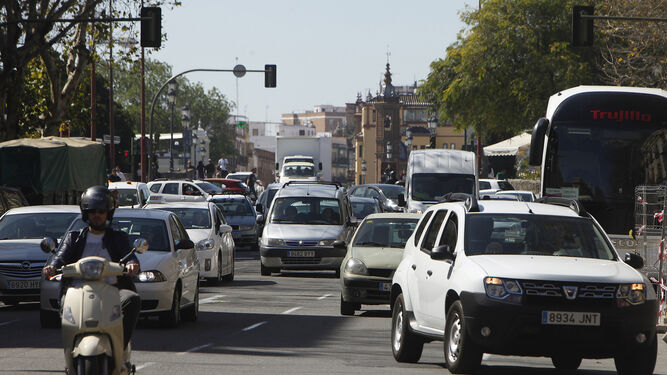 Colas de vehículos en los accesos al centro, un distrito que necesita con urgencia una regulación.