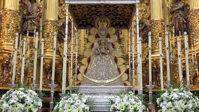 La Virgen del Rocío ya se encuentra en su paso para la romería.