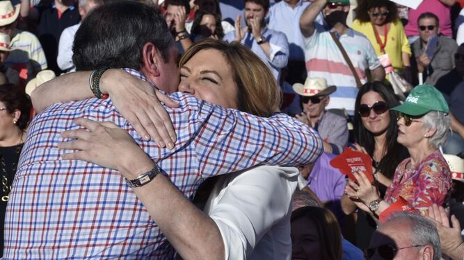 Susana Díaz abraza a Juan Espadas en el acto central de campaña celebrado el viernes en Sevilla.
