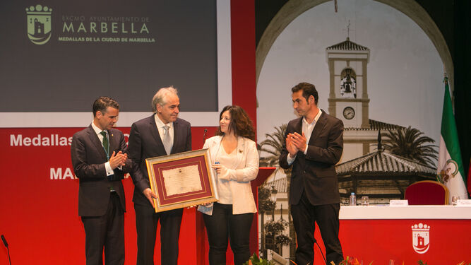 El padre de Pablo Ráez en el acto de entrega de la Medalla de Marbella a su hijo.