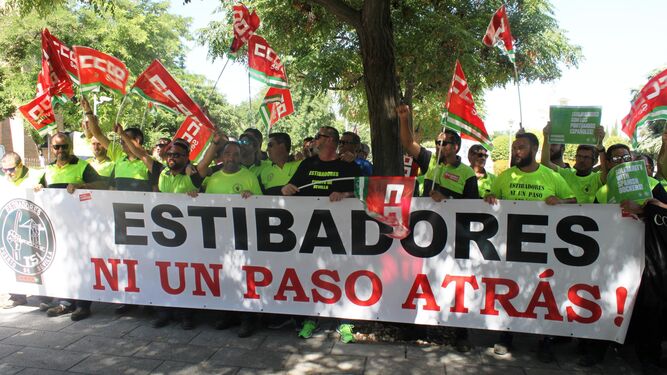 Concentración de protesta de un grupo de estibadores ayer ante las oficinas del Puerto de Sevilla.