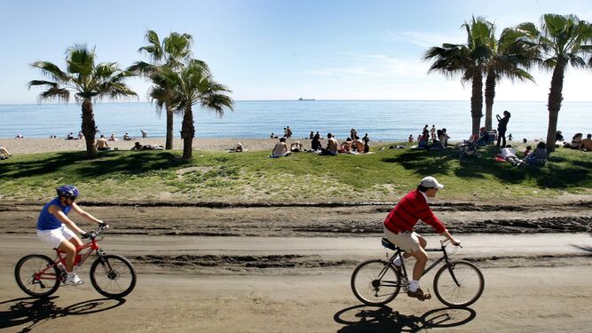 Turistas en bicicleta por el paseo marítimo de Málaga