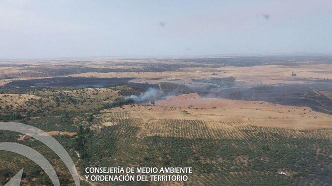 Imagen del fuego de Alanís, en una zona más escarpada, también del Infoca.