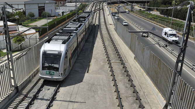 El Metro, a su paso por Montequinto, una de las estaciones que se verán afectadas.
