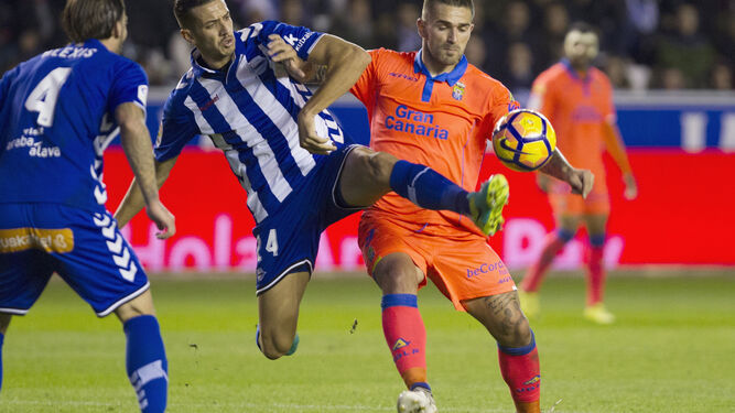 Feddal intenta despejar el balón ante Livaja en el choque de la temporada pasada ante Las Palmas en Vitoria.
