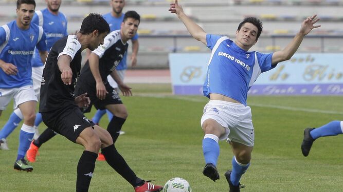 Galindo intenta cortar un balón en el San Fernando-Villanovense de la pasada campaña.