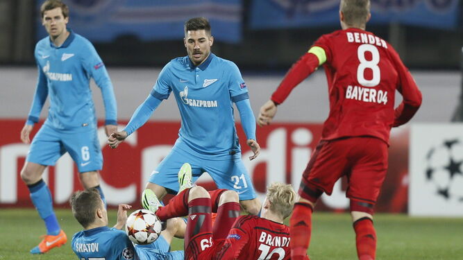 Javi García observa la disputa del balón de su compañero Shatov con Bender y Brandt en un partido del Zenit.