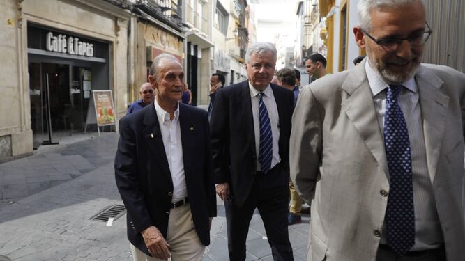 Manuel Ruiz de Lopera, acompañado de uno de sus abogados, Armando Fernández-Aramburu, antes de entrar en la notaría de Lledó y Seda en la calle Tetuán.