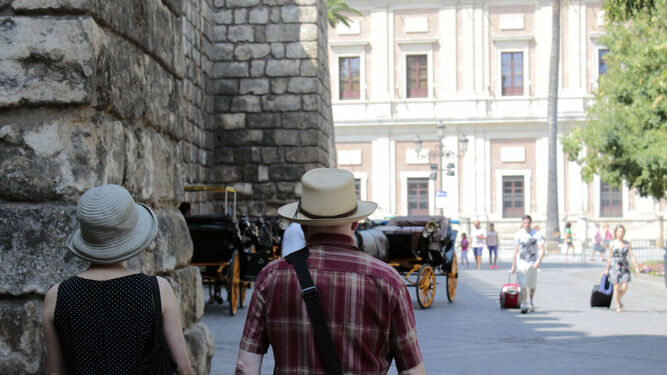 Una pareja de turistas pasea por la Plaza del Triunfo.