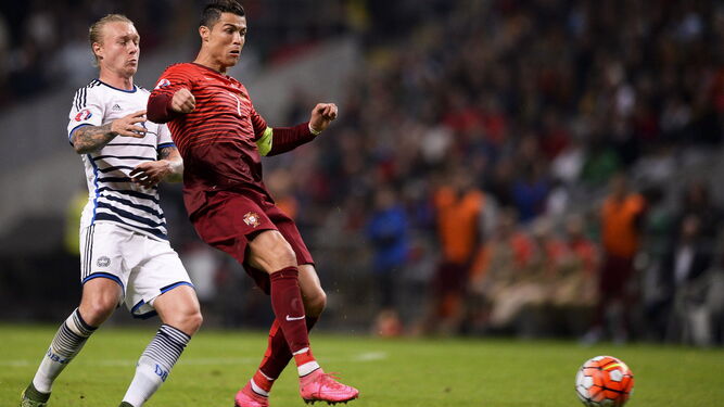 Simon Kjaer encima a Cristiano Ronaldo en un Portugal-Dinamarca.