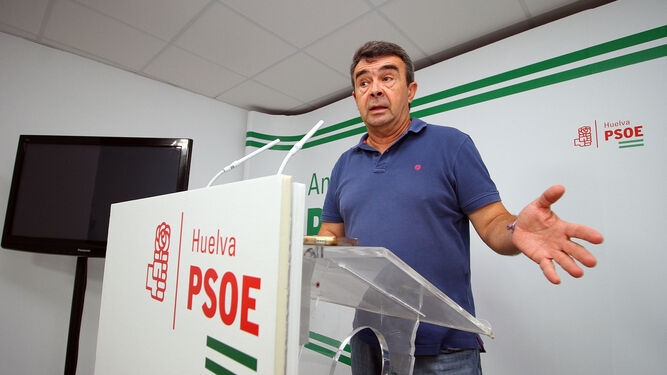 Martín, durante su comparecencia ante los medios en la sede provincial del PSOE.