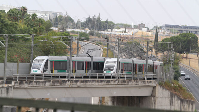 Dos unidades del Metro cruzan uno de los puentes de acceso a la ciudad desde San Juan.