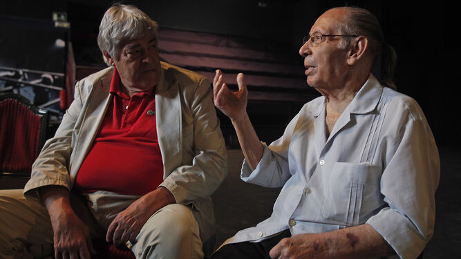 Caco Senante escucha a Salvador Távora en el teatro que lleva su nombre y en el que le hará el tributo a Bambino.