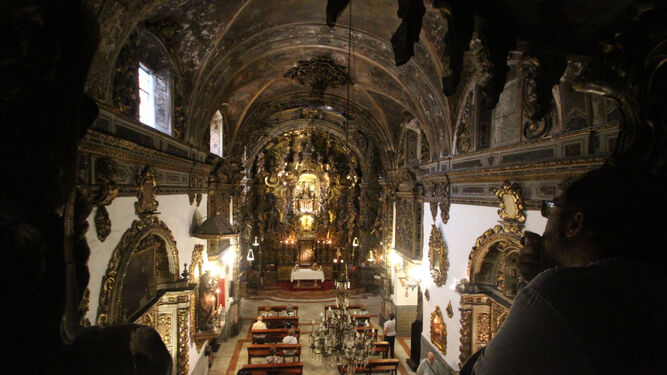 Vista de la capilita de San José desde el coro, desde donde se puede observar el deterioro que sufren las valiosas pinturas murales.