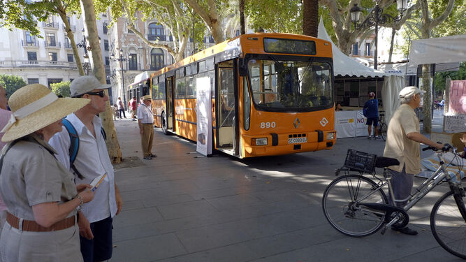 Un autobús naranja, ya pura arqueología, el domingo en la Plaza Nueva.