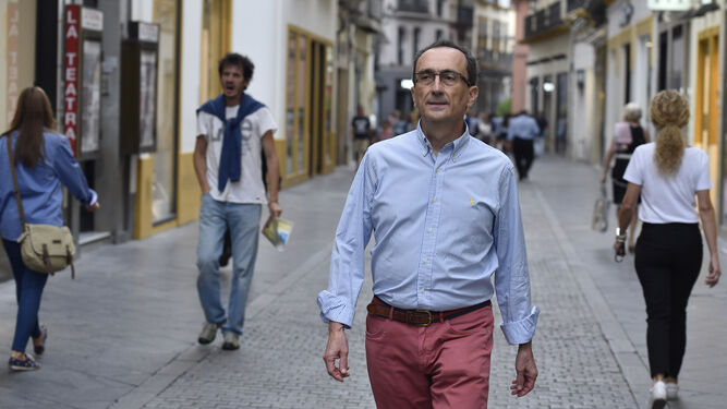 Antonio Real, que se califica a sí mismo de "azotacalles", paseando por la calle Tetuán.