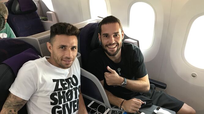 Rubén Castro junto con Mario Suárez, de vuelta a China el pasado miércoles.