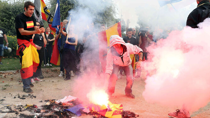 Colectivos ultraderechistas queman 'esteladas' en una manifestación en Barcelona.