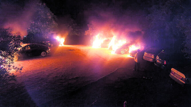 Varios coches ardiendo en la finca de Castiblanco de los Arroyos durante la pasada Feria de Abril.