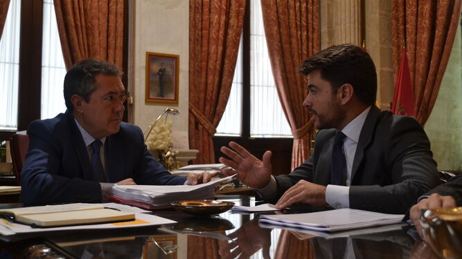 El alcalde de Sevilla, Juan Espadas, en su despacho junto a Beltrán Pérez