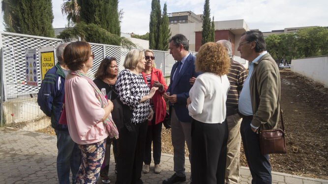 Visita de Espadas a una de las obras iniciadas en Sevilla Este, junto a varios representantes vecinales
